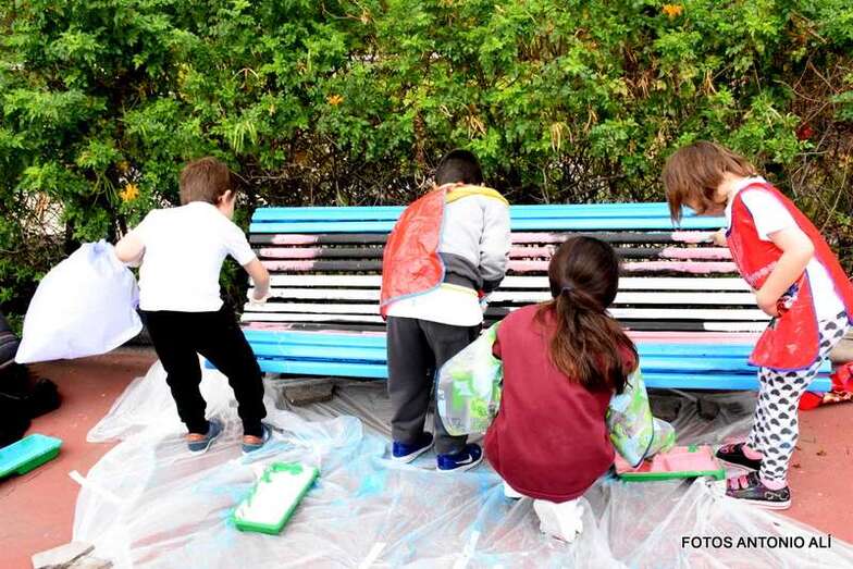 Dos bancos del parque urbano de San Juan fueron pintados el pasado 31 de marzo con los colores de la bandera trans (Foto TA)